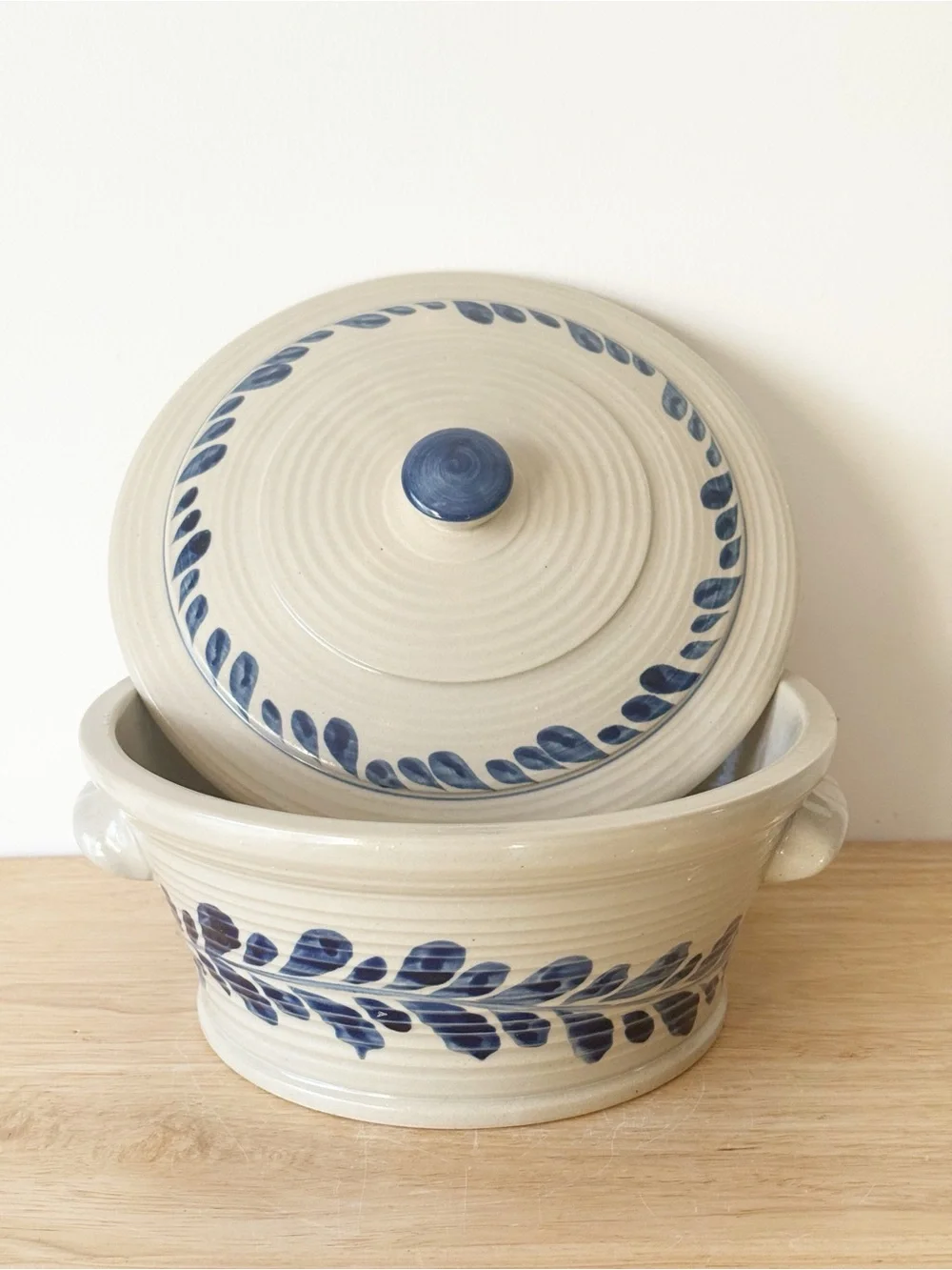 Cracker Barrel Made from Scratch Blue Vine Stoneware Covered Casserole Dish 2 Qt